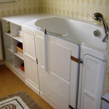 Installation baignoire avec porte avec un meuble de rangement : baignoire à porte Vallon Premium