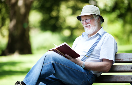 Senior en train de lire un livre