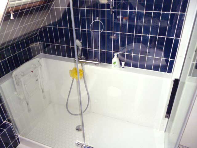 Installation d'une douche senior CONFORT avec seuil d'accès très bas