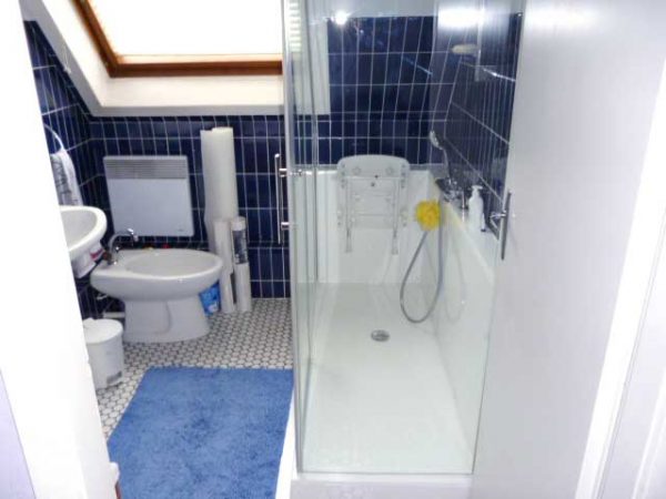 Installation d'une douche senior Confort dans une soupente