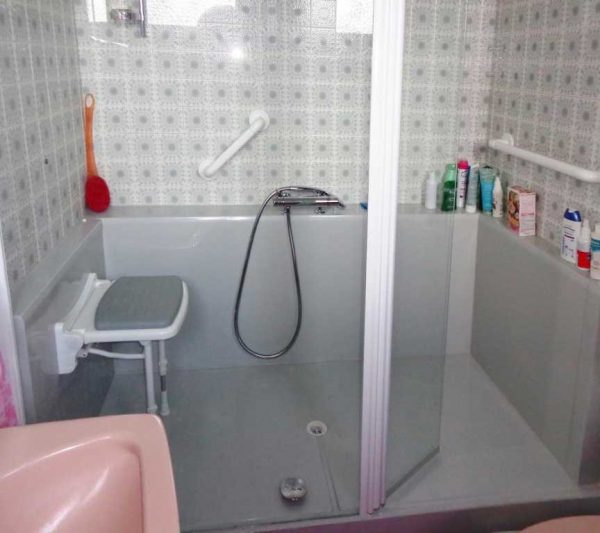 Après le remplacement de cette baignoire par une douche confort Sénior Douche plus facile d'accès