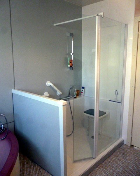 Installation d’une douche sécurisée en remplacement d’une douche